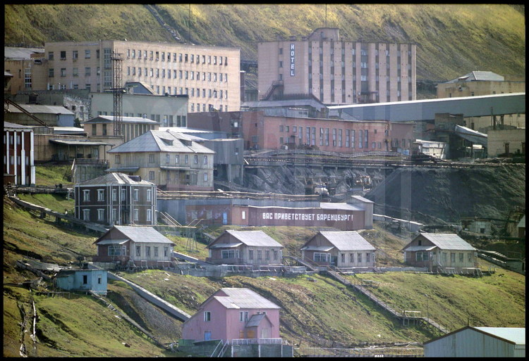 Barentsburg est une ville minière peuplée d’un petit milliers de mineurs russes et ukrainiens perdus aux confins de l’arctique, à 900 km du Cap Nord, vers le 78e parallèle. Située dans la baie de Gronjord, c’était autrefois une station baleinière fréquentée par les Danois, les Russes, les Norvégiens et les Britanniques.