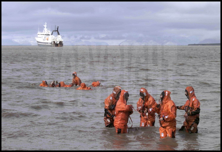 Les scientifiques appelés à naviguer en mer de Barents doivent tester les combinaisons étanches qui les protégeront en cas de chute dans une eau à 5°C. Sans elles, leur espérance de vie ne dépasserait pas quinze minutes.