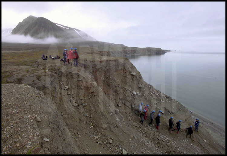Les glaciers, le permafrost et les dépôts sédimentaires du Spitzberg racontent à ciel ouvert l’histoire des climats et des différentes ères géologiques de la Terre. C’est pourquoi chaque été, à l’aide du bateau « Jan Mayen », l’université norvégienne de Tromso y mène une campagne de recherche pour ses étudiants, impatients de confronter leurs théories à la réalité du terrain.