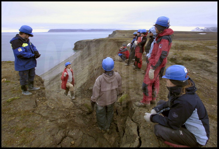 - Les glaciers, le permafrost et les dépôts sédimentaires du Spitzberg racontent à ciel ouvert l’histoire des climats et des différentes ères géologiques de la Terre. C’est pourquoi chaque été, à l’aide du bateau « Jan Mayen », l’université norvégienne de Tromso y mène une campagne de recherche pour ses étudiants, impatients de confronter leurs théories à la réalité du terrain.