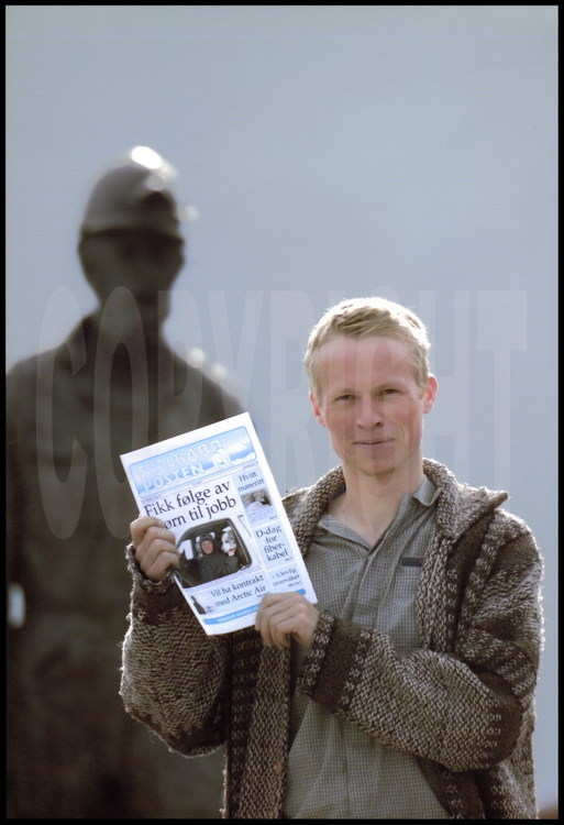 Le jeune Torbjorn Pedersen est le rédacteur en chef du Svalbard Posten, l’hebdomadaire le plus septentrional du globe. Aidé uniquement d’une assistante, il est à la fois journaliste, photographe et maquettiste.