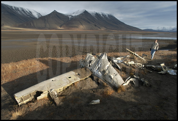 Sur les bords de la piste qui relie Longyearbyen à la station scientifique Eiscat, l’épave d’un avion de chasse allemand de la deuxième guerre mondiale que le gel, quasi permanent, a parfaitement conservé.