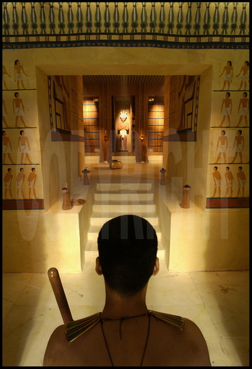 Après le rituel de purification, le prêtre Haou-Néfer est maintenant prêt à pénètrer dans la partie la plus intime du temple funéraire de Pépy Ier. Derrière cette porte, se trouve la salle aux cinq chapelles du pharaon.
