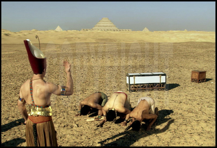 Historical recreation of the plateau of Tabbet al-Guesh. En route from Memphis, the capital of Ancient Egypt, the pharaoh Userkare is accompanied by his wife and court. He has just consulted with the builders on the placement of his future pyramid. The pharaoh’s architects must check that the plateau is an adequate place for the royal tomb, and verify that the monument can indeed be placed upon one of the required axes in relation to the other pyramids. The construction of a pyramid is a pharaoh’s most important goal during his reign, as it is the only way to reach eternal life.