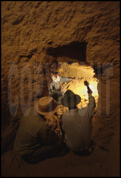 Before reaching Hau-Nefer’s actual funerary chamber, Vassil Dobrev and Bernard Mathieu pause to investigate a small room that might have served as preparation room during the priest’s burial. The room is filled with stones and sand. For security reasons, the two scientists examine the condition of the walls and roof before having workers descend to clear the rubble.