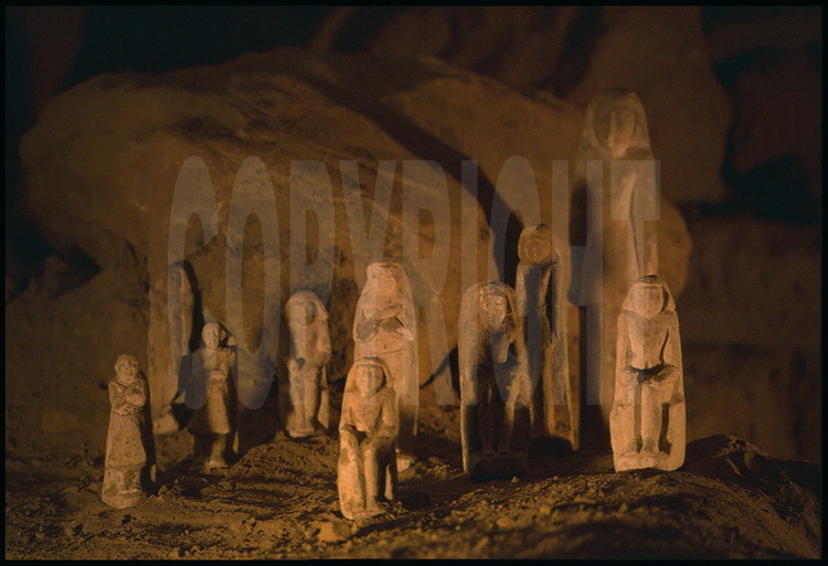 A proximité de la chambre funéraire de Haou-Néfer, Vassil Dobrev découvre une autre tombe appartenant à un prêtre ritualiste, Knoum-Hotep, ayant officié sous les ordres de Haou-Néfer. Au fond de sa tombe, en évacuant le sable, de petites statuettes en calcaire blanc apparaissent dans la lumière. Au total douze statues représentent Knoum-Hotep, assis et debout, avec une inscription :  « le prêtre ritualiste Knoum-Hotep ». Un détail interpelle Vassil Dobrev. Sur le linteau de la porte de la tombe, Knoum-Hotep est représenté avec son épouse Itchi et leur fille Khouit. Cette Khouit ne serait-elle pas en fait la même personne que Khouti, l’épouse de Haou-Néfer ? On sait que Khouit et Khouti correspondent à deux versions du même nom. Dans ce cas, Knoum-Hotep serait le beau-père de Haou-Néfer.