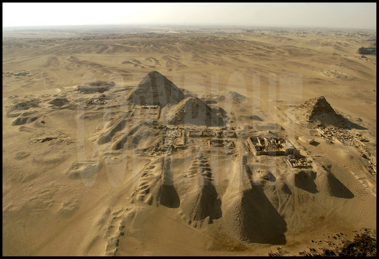 Vue aérienne du complexe funéraire d’Abousir depuis l’Est. De gauche à droite, les pyramides de Rênéféref, Niouserrê et Sahourê (Vème dynastie). Au premier plan, les temples solaires de Niouserrê et Sahourê.