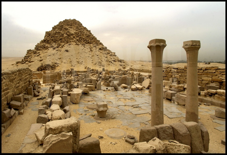 Complexe funéraire d’Abousir : entrée du Temple Solaire de Sahourê (Vème dynastie).