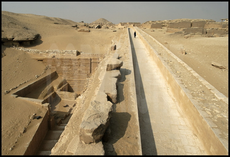 Toutes les pyramides bâtie sur la rive gauche du Nil dans la région du Caire possédait une chaussée qui les reliait aux abords du fleuve, dont le lit s’est depuis déplacé de plusieurs kms vers l’Est. La chaussée d’Ounas, qui possédait un toit, est la mieux conservée de toutes. En arrière plan, la pyramide d’Ounas (Vème dynastie).