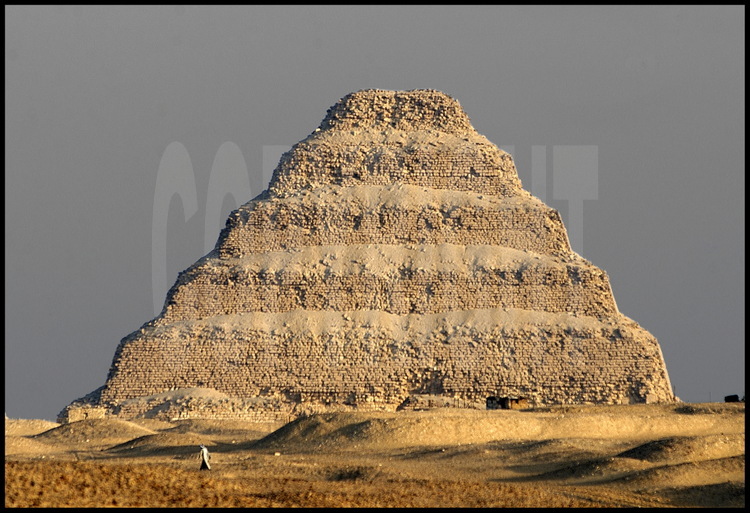 La pyramide de Djoser (IIIème dynastie) vue depuis le plateau de Sakkarah Sud. Elle fut édifiée par le génial architecte Imhotep et restaurée par l’équipe du français Jean Philippe Lauer.