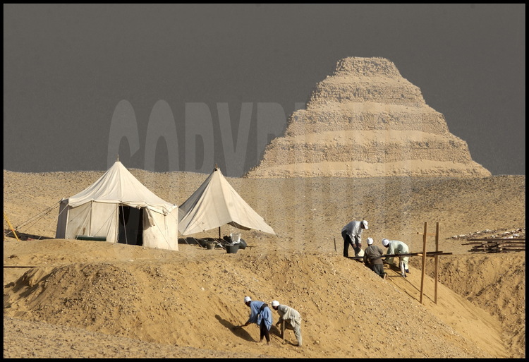 La pyramide de Djoser (IIIème dynastie) vue depuis le plateau de Sakkarah Sud. Elle fut édifiée par le génial architecte Imhotep et restaurée par l’équipe du français Jean Philippe Lauer. Au premier plan, le site où l’Institut Français d’Archéologie Orientale recherche actuellement les vestiges funéraires du Pharaon Ouserkaré (VIème dynastie).