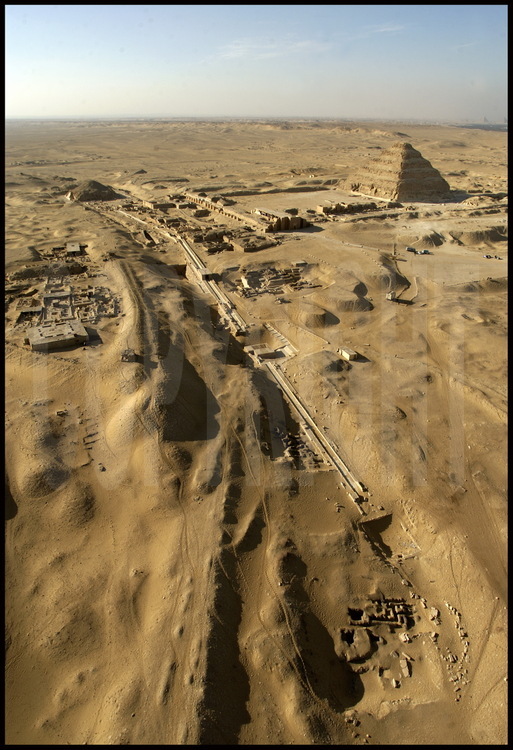 Vue aérienne de la nécropole de Sakkarah Nord depuis l’Est. Au premier plan, les vestiges du monastère de Saint Jérémie ( à gauche) et la chaussée d’Ounas. Au second plan, la pyramide d’Ounas (Vème dynastie), et le complexe funéraire de Djoser (IIIème dynastie).