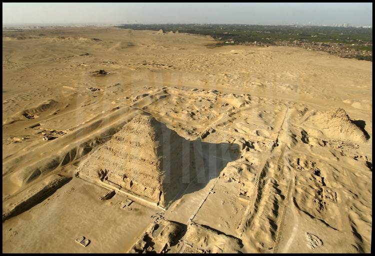 La pyramide de Djoser (IIIème dynastie), plus ancien monument bâti en pierre de l’histoire. Elle fut édifiée par le génial architecte Imhotep et restaurée par l’équipe du français Jean Philippe Lauer. Au premier plan, la grande cour sud du complexe funéraire. Au second plan, le Serdab et à droite la pyramide d’Ouserkaf, fondateur de la Vème dynastie. En arrière plan, les pyramides d’Abousir (Vème dynastie) et, au loin, le plateau de Gizeh.