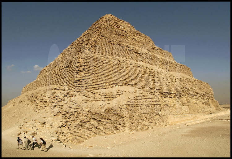 La pyramide de Djoser (IIIème dynastie) vue depuis l’angle Sud-Ouest du monument. Elle fut édifiée par le génial architecte Imhotep et restaurée par l’équipe du français Jean Philippe Lauer. A droite, la grande cour Sud du complexe funéraire.
