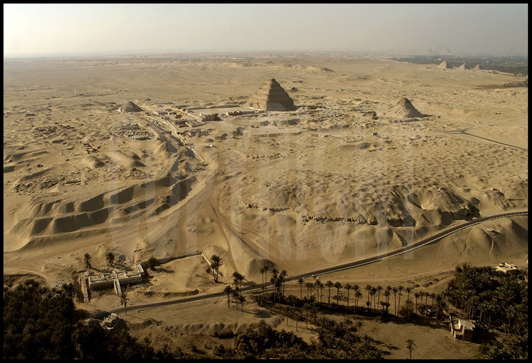 Bordure Ouest du plateau funéraire de Sakkarah Nord. Au second plan, la chaussée du pharaon Ounas (Vème dynastie). En arrière plan, les pyramides d’Ounas (Vème dynastie), de Djoser (IIIème dynastie, au centre) et d’Ouserkaf, fondateur de la Vème dynastie. Tout au fond à droite, les pyramides de Gizeh.