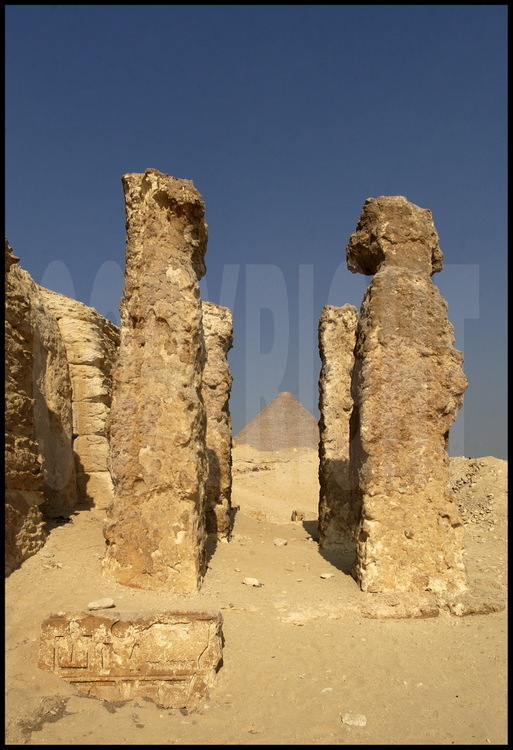 Vestiges d’un temple funéraire aux abords Sud-Est de la pyramide de Khephren. En arrière plan, la pyramide de Kheops. Les deux sont de la IVème dynastie.