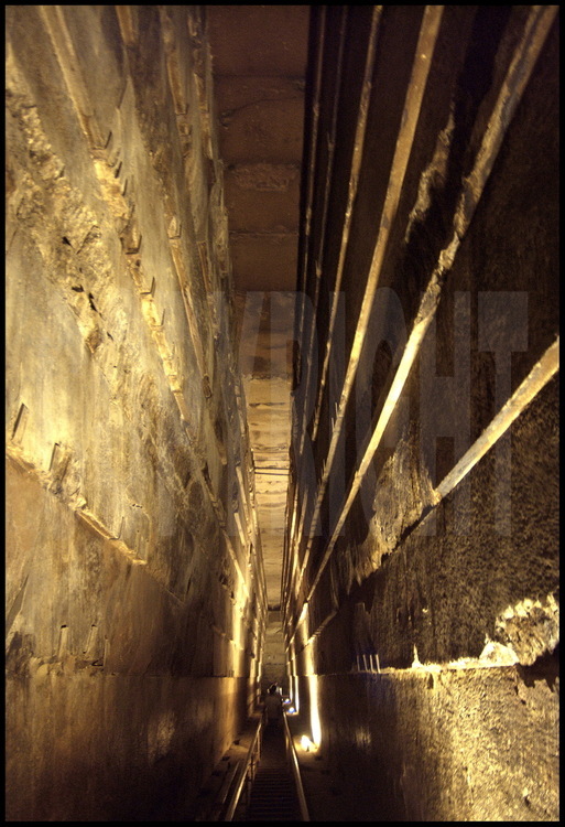 Pyramide de Kheops (IVème dynastie) : D'une longueur de vingt mètres, le grand couloir central donne accès à la chambre du Roi.