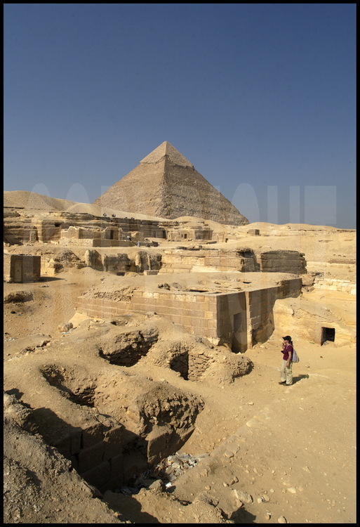 Dans la partie sud de la nécropole de Gizeh, le monument funéraire de Kuenthawes entouré de tombes de dignitaires de l’ancien empire. En arrière plan, la pyramide de Khephren (IVème dynastie).