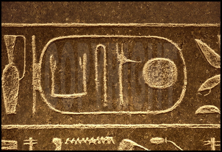 Au Musée Egyptien du Caire, l’égyptologue français Vassil Dobrev observe le pyramidion (ultime pierre coiffant la pointe d’une pyramide) provenant de la pyramide du roi Khendjer. Ce pharaon de la XIIIème dynastie (Moyen Empire) a fait construire sa pyramide à l’extrémité sud du site de Saqqâra-Sud. Nommé Khendjer « fils de Rê », il porte un deuxième nom : Ouserkarê « roi de Haute et Basse Egypte ». D’après Vassil Dobrev, pointant ici le cartouche en question, ce deuxième nom fait référence à son lointain ancêtre, Ouserkarê, deuxième roi de la VIème dynastie, ayant régné deux courtes années, entre 2323 et 2321 avant J.C (VIème dynastie).