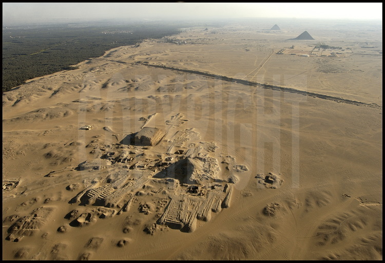 Complexe funéraire de Mérenrê (VIème dynastie) et sa pyramide vu depuis le Nord. En arrière plan, les pyramides rhomboïdale et rouge de Dashour (IVème dynastie). En arrière plan, l’oasis occidental de la vallée du Nil et le site ou était située Memphis, l’ancienne capitale des Pharaons de l’ancien Empire.
