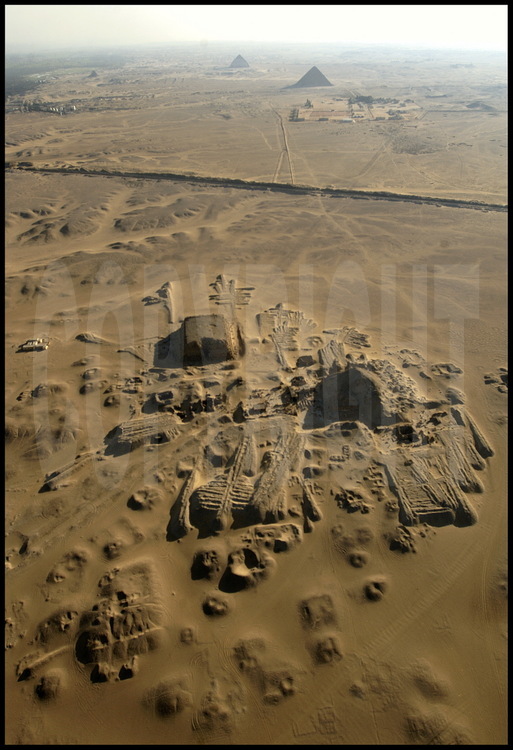 Complexe funéraire de Mérenrê (VIème dynastie) et sa pyramide vu depuis le Nord. En arrière plan, les pyramides rhomboïdale et rouge de Dashour (IVème dynastie). En arrière plan, l’oasis occidental de la vallée du Nil et le site ou était située Memphis, l’ancienne capitale des Pharaons de l’ancien Empire.