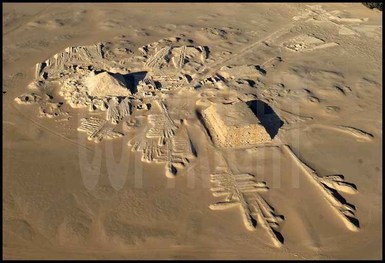 Complexe funéraire de Mérenrê (VIème dynastie) et sa pyramide vus depuis le Sud.