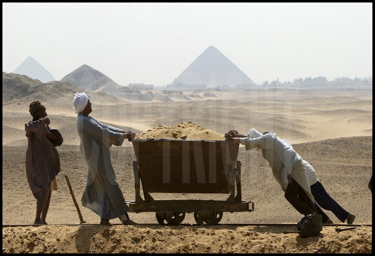 La pyramide de Pépy II (VIème dynastie) et, en arrière plan, les pyramides rhomboïdale et rouge de Dashour. Au premier plan, le site où l’Institut Français d’Archéologie Orientale recherche actuellement les vestiges funéraires du Pharaon Ouserkaré (VIème dynastie).