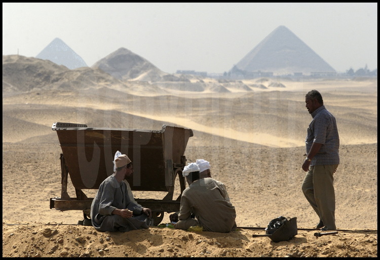 La pyramide de Pépy II (VIème dynastie) et, en arrière plan, les pyramides rhomboïdale et rouge de Dashour (IVème dynastie). Au premier plan, le site où l’Institut Français d’Archéologie Orientale recherche actuellement les vestiges funéraires du Pharaon Ouserkaré (VIème dynastie).