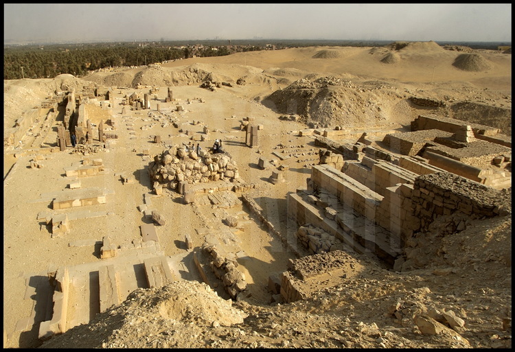 Depuis le sommet de la pyramide de Pepy 1er (VIème dynastie), vue sur le temple funéraire. En arrière plan, l’oasis occidental de la vallée du Nil.