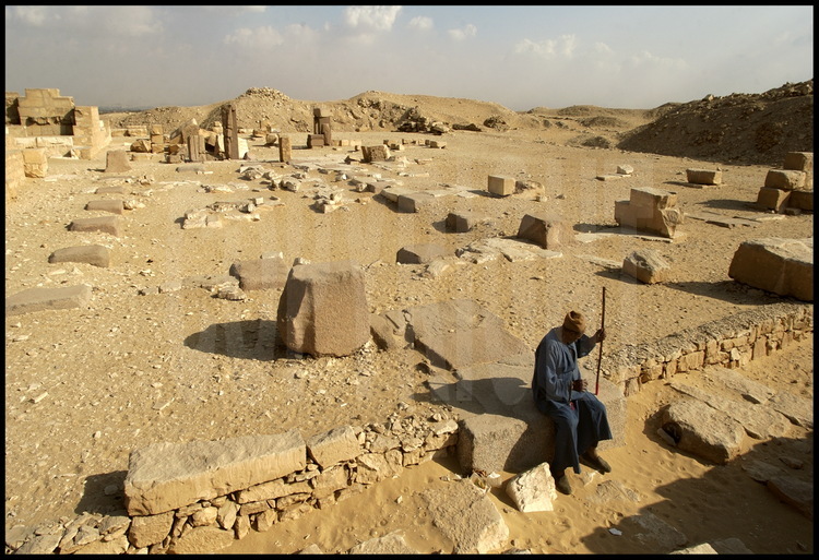 Depuis l’entrée de la pyramide de Pépy 1er (VIème dynastie), vue sur l’allée centrale du temple funéraire. En arrière plan, quelques vestiges des colonnades en granit rose qui bordaient l’allée centrale du temple.