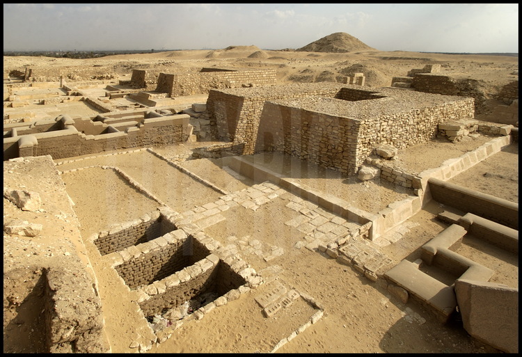 Récemment restaurées par l’équipe archéologique française dirigée par Jean Leclant, les vestiges du complexe funéraire des pyramides des reines du Pharaon Pépi 1er (VIème dynastie).