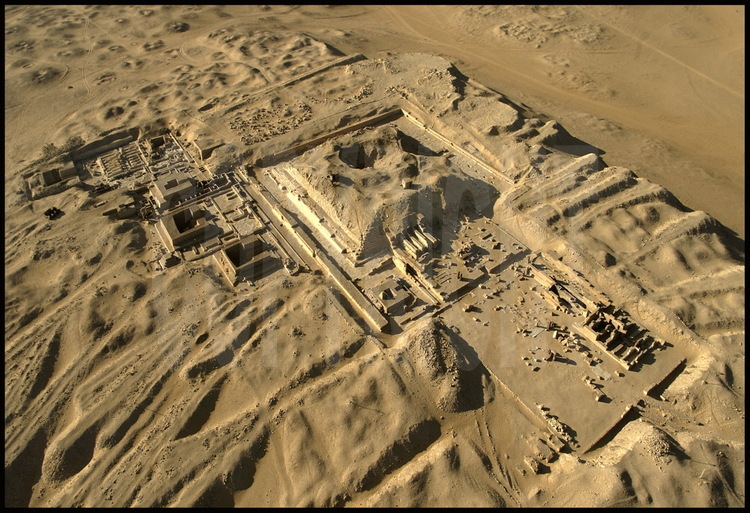 Vue aérienne des vestiges du complexe funéraire et de la pyramide de Pépy 1er (VIème dynastie) depuis le Sud-Est. Au premier plan, le temple funéraire. A gauche, les pyramides des reines.