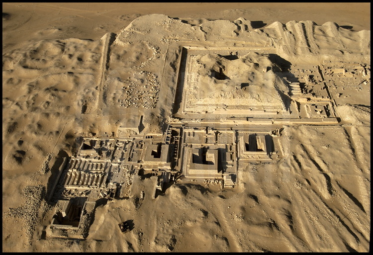 Vue aérienne des vestiges du complexe funéraire et de la pyramide de Pépy 1er (VIème dynastie) depuis le Sud. Au premier plan, les pyramides des reines.