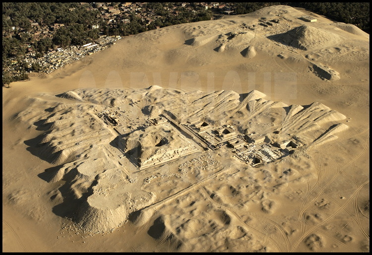 Vue aérienne des vestiges du complexe funéraire et de la pyramide de Pépy 1er (VIème dynastie) depuis le Nord-Ouest. En arrière plan, la pyramide de Djedkarê (Vème dynastie).