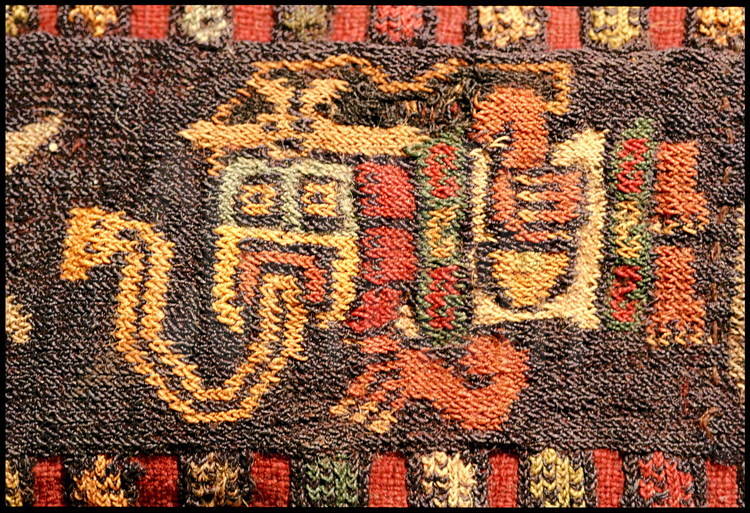 Futur musée de Nazca, ville de Nazca, Pérou.
Sur ce détail de tissu funéraire, une divinité anthropomorphe avec un serpent dans la bouche.