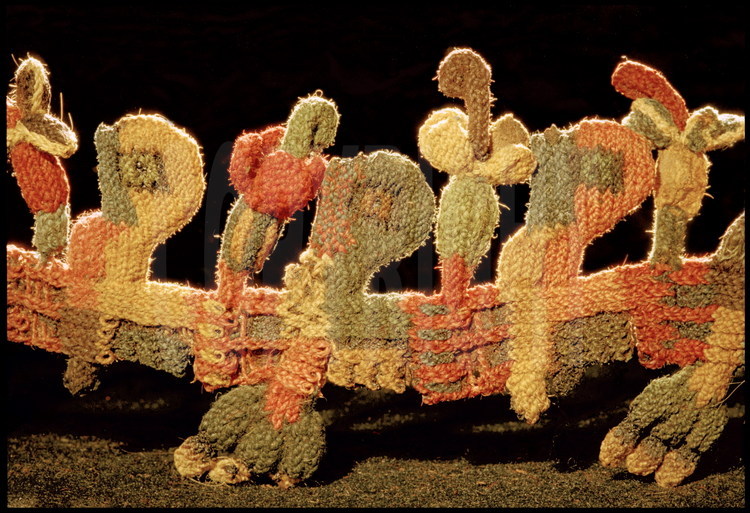 Futur musée de Nazca, ville de Nazca, Pérou.
Sur le bord de ce manteau funéraire datant du 4ème siècle après JC, des colibris picorant la fleur (hauteur : 2 cm), représentations animales divines déjà vues en grand dans le désert (photos n° 4 et 5).