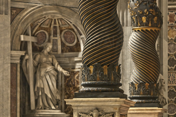 Italie - Rome - Vatican - Intérieur de la basilique Saint Pierre - Point photo 14 : Au centre du transept, le Baldaquin, réalisé en 1624 par le Bernin. Coulé avec le bronze ornant initialement le fronton du Panthéon de Rome, sa hauteur est de 29 mètres. La torsion donnée par l'artiste aux immenses colonnes est réputée rappeler la forme même de la colonne où Jésus fut lié avant d'être crucifié. En arrière plan, statue de Sainte Hélène par Andrea Bolgi. // Italy - Roma - Vatican - Interior of St. Peter's Basilica - Photo point 14 : In the center of the transept, the Baldachin, made in 1624 by Bernini. Cast with bronze initially decorating the pediment of the Pantheon of Rome, its height is 29 meters. The twist given by the artist to the immense columns is reputed to recall the very form of the column where Jesus was bound before being crucified. On background, statue of St. Helena by Andrea Bolgi.