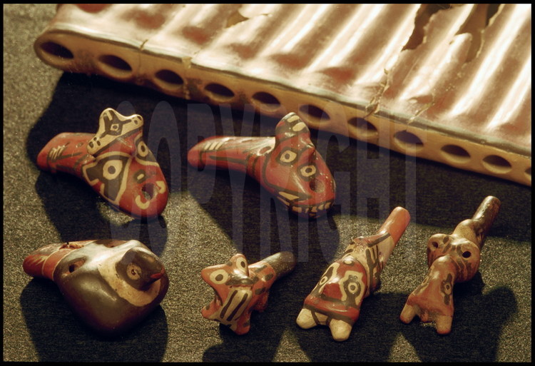 Futur musée de Nazca, ville de Nazca, Pérou.
Ces Antaras (ancêtres de la flûte de Pan) et ces sifflets ont été découverts par centaines dans une faille due au tremblement de terre du 3ème siècle ap JC qui scella l’abandon de la cité. Fabriquées en céramique, elles produisent un son que l’on ne sait toujours pas reproduire aujourd’hui.