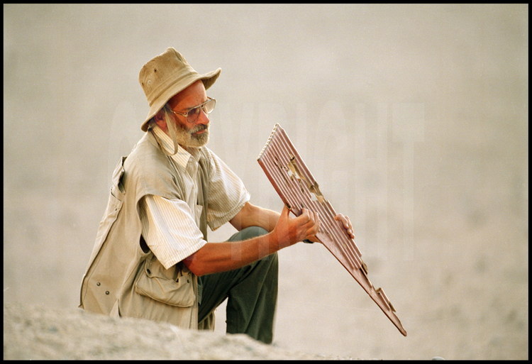 Site archéologique de Cahuachi, région de Nazca, Pérou.
M. Giuseppe Orefici, archéologue en chef du site depuis 17 ans, observe une 