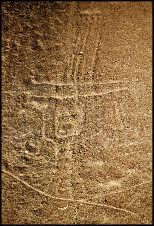 Pampa Jumana, région de Nazca, Pérou.
Géoglyphe représentant un homme coiffé d’un chapeau mexicain (sombrero). Ce fut le premier découvert dans la région, en 1937.
