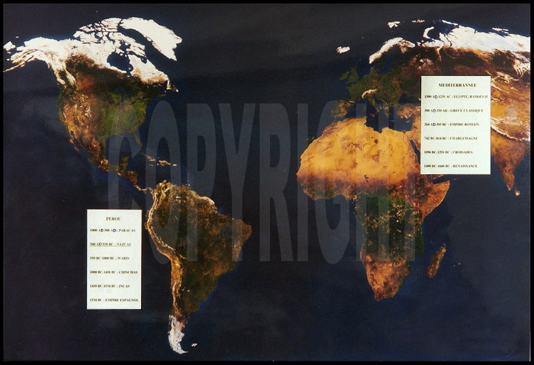 Carte du monde avec tableaux comparatifs entre les périodes historiques des civilisations précolombiennes, européennes et asiatiques.