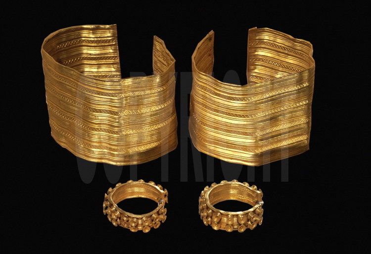 Les Celtes raffolaient des bijoux. Ils les travaillaient en orfèvres. Aujourd’hui conservés au musée de Saint Germain en Laye, ces bracelets et boucles d’oreilles sont entièrement recouverts d’or.