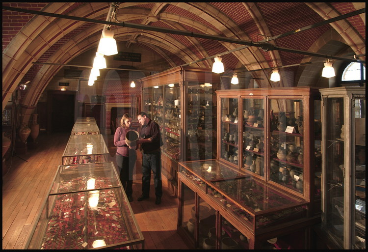Voulue au XIXe siècle par l’empereur Napoléon III, la collection d’objets celtes du musée du château de Saint Germain en Laye est l’une des plus importantes au monde. Dans les étages supérieurs abritant les riches collections fermées au public, des conservateurs examinent un vase celte.