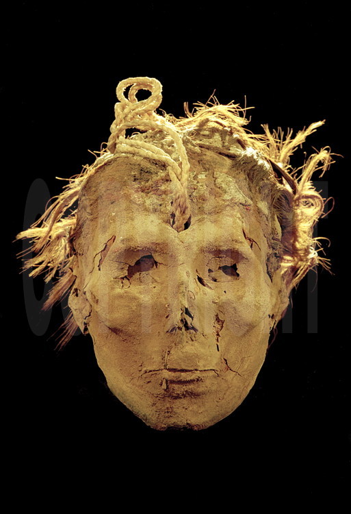 Futur musée de Nazca, ville de Nazca, Pérou.
Remarquable par la conservation de la peau et des cheveux, cette tête-offrande datant du 4ème siècle après JC a été découverte sur le site Epsilon 11. La corde permettait de transporter la momie, voire de la porter à la ceinture.