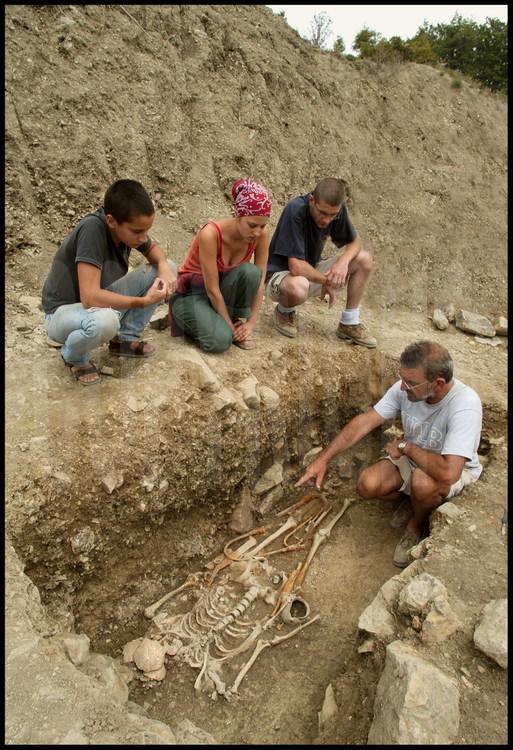 After digging for 2 days, Daniele Vitali’s team has finally excavated the tomb of a Celtic warrior with weaponry intact. The sword, sheath, spearheads and javelin are exactly the same as those found in the Celtic tombs of the Northern Alps.  However, the presence of Etruscan funerary furnishings in this same tomb reveal that as early as the 4th century BCE, the native Etruscan population and the Celtic newcomers were already intermingling.