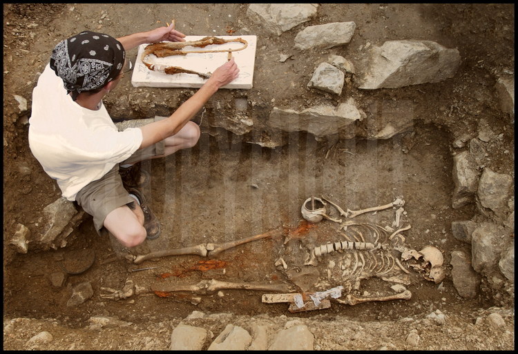 Après deux jours de fouilles, l’équipe dirigée par l’archéologue Daniele Vitali a mis au jour une tombe de guerrier celte avec tout son armement. Epée, fourreau, pointes de lances et javelot : cette panoplie est exactement la même que celles que l’on trouve au nord des Alpes dans les nécropoles véritablement celtiques. Mais ici, la découverte dans cette tombe de mobilier funéraire étrusque donne à cette découverte un caractère unique : elle permet de déduire que, dès le IV siècle avant J.C., la fusion entre la communauté étrusque, présente dans la région depuis plusieurs siècles et les nouveaux arrivants, les Celtes, était déjà consommée.