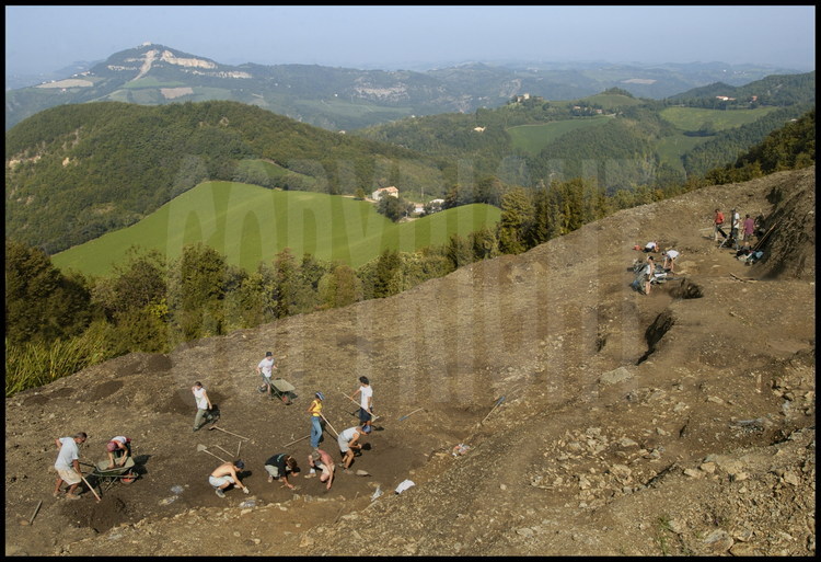 Dans la chaîne des monts Apennins, découverte et fouilles archéologique d'un village antique celte, près de Monterenzio-Vecchio, (région de Bologne, Emilie-Romagne, nord de l’Italie). Dirigé par l'archéologue Daniele Vitali, le site est situé à 1200 m d’altitude.