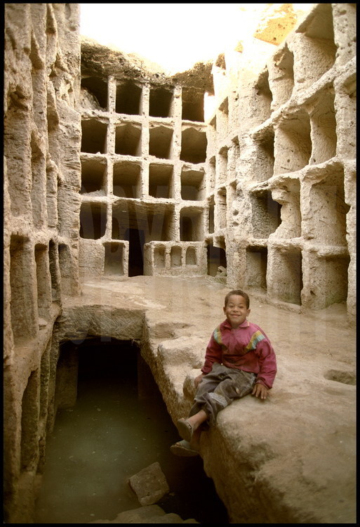 Agé de six ans, le petit Balah (ici, dans la tombe I), qui habite à deux pas du site, avait choisi sans le savoir un cimetière labyrinthique datant de l'antiquité comme terrain de jeu.