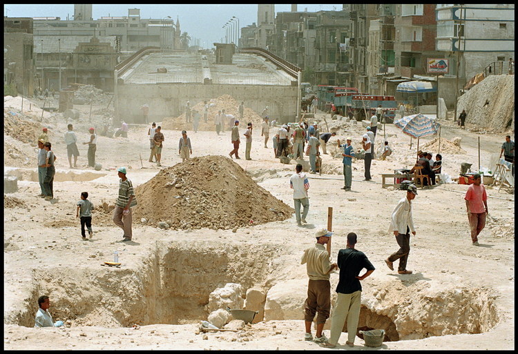 Vue générale du site de fouilles de Necropolis depuis le nord. En arrière plan, la partie de l'autoroute (reliant Le Caire au port d'Alexandrie) déjà construite.