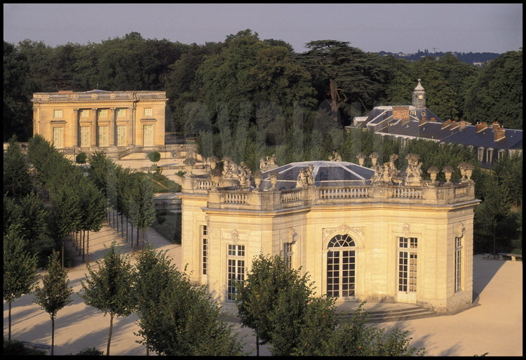 Vue du Petit Trianon, de ses jardins et de ses dépendances. Au premier plan, le Pavillon Français construit pour Louis XV et Madame de Pompadour.